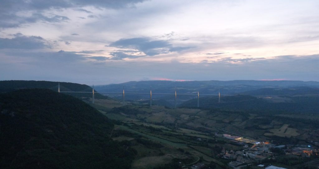 Accéder à la galerie complète (Aveyron) - Dieu est un fumeur de havanes