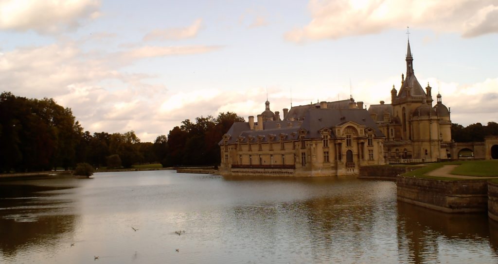 Accéder à la galerie complète (Chantilly) - Dieu est un fumeur de havanes