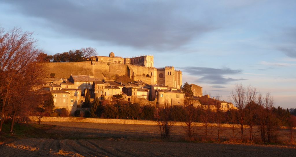 Accéder à la galerie complète (Grignan) - Dieu est un fumeur de havanes