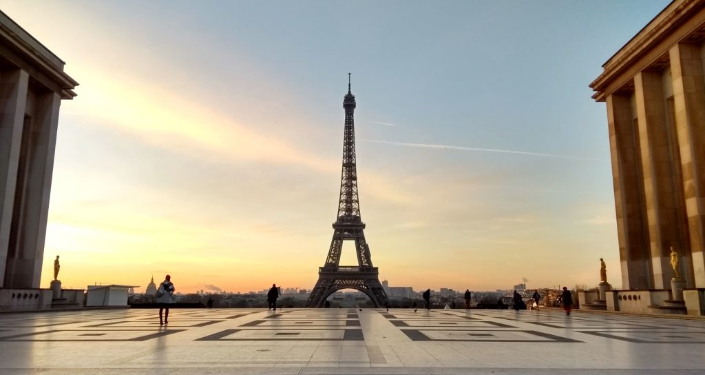 Accéder à la galerie complète (Paris) - Dieu est un fumeur de havanes